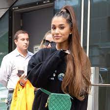Ariana grande 's high, snatched ponytail is a celebrity in its own right. Mtv Vma S 2018 Ariana Grande Lets Down Her Hair For Her First Red Carpet Walk With Pete Davidson Vogue