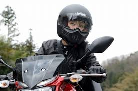 壇蜜 バイク運転姿初披露 星めぐりの町 場面写真一挙公開 映画ニュース 映画 com 女性ライダー 芸能人 バイク ガールズバイカー