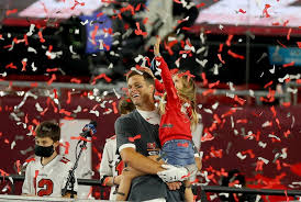 (second from left), his mother, gaylnn (third from right), his three sisters, his wife, gisele, and the family's several children. Tom Brady Celebrates Super Bowl 2021 Win With Wife Gisele Bundchen And Their Kids Pics Entertainment Tonight