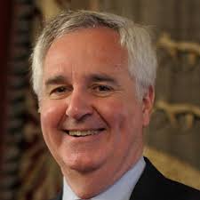 Abrazos y besos entre EH Bildu y PP en una emocionante despedida de los 14  concejales de Bilbao