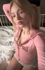 Per Threads, solo un testo fa del suo meglio. Specialmente con le emoji  dentro. Per IG, uso Canva. Inizio con i modelli e cambio colori, caratteri,  ecc per abbinare a quello che