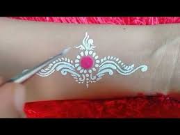 Beautiful Alpona Design Bengali Bridal Makeup Style Alpona Bridal Kolka Bridal Chandan Design Bengali Bridal Makeup Bridal Makeup Style Bridal Eye Makeup A gorgeous bride in red benarasi saree who styled her wedding look with sheer simplicity. bengali bridal makeup style alpona