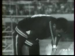 Deux athlètes ayant participé à lépreuve d. 50 Ans Apres Tommie Smith Revient Sur Son Poing Leve Aux Jo De Mexico
