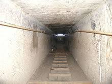 Ein gang (31 m lang) führt abfallend in eine kammer. Cheops Pyramide Wikipedia