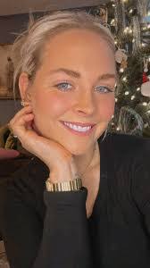 Robyn Hoskins's Instagram, Twitter & Facebook