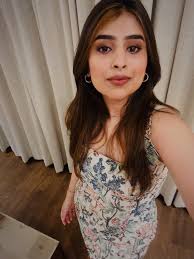 Straight hair making a comeback in my life after 2016. & I think I'm into  it.