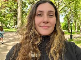 Here's the best makeup for when you wearing red!