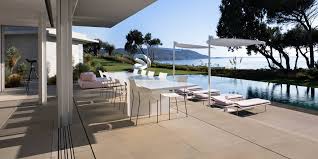 L'encastrement est en effet à prévoir au moment de la construction, car une réservation est à prévoir dans la chape en béton. Baie Vitree Norme Pmr Les Atouts Du Seuil Plat