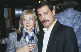 His lyrics were as powerful as his voice, but behind but before he was freddie mercury, he was farrokh bulsara. Swashvillage Lernen Sie Mary Austin Kennen Die Frau Die Freddie Mercurys Herz Gestohlen Hat