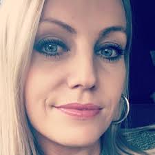 Dee Strong's Instagram, Twitter & Facebook