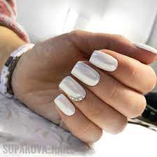 Cubre una o más de las uñas con el gel o el esmalte. Unas Blancas Cortas Elegantes Unas Acrilicas
