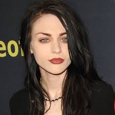 That is why she needs to know the current trend of all things that might interest people. Tochter Von Kurt Cobain Zittert Wegen Scheidung Um Vermogen Der Spiegel