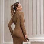 Vestido midi em tecido canelado, com gola alta e feito com fio modal -  proporciona maciez e fluidez ao toque. A gola alta oferece um toque de  sofisticação e ajudar a manter o calor em dias mais frios. ...