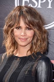 May 13, 2018 · if you love to attend the parties, then this is one of the most elegant and glamorous medium length hairstyles for women over 50. Mittellange Gestufte Frisuren Mit Pony Haircuts With Bangs Curly Hair Styles Medium Hair Styles