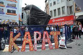9 yorum, makale ve 13 resme bakın. Besiktas Kartal Heykeli Onunde Kapatgitsin Eylemi Gercek Gundem