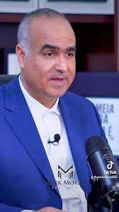 QUAIS DOCUMENTOS UM VIAJANTE PRECISA APRESENTAR PARA O OFICIAL DE IMIGRAÇÃO  AO CHEGAR NOS EUA?