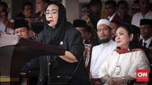 Beberapa polisi sempat mendatangi rumah rachmawati soekarnoputri. Rachmawati Soekarnoputri Meninggal Dunia