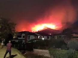 Indagini in corso insieme a operazioni spegnimento dei focolai. Pisa Vasto Incendio Sul Monte Serra 700 Persone Sfollate 600 Ettari In Fumo 3b Meteo