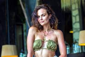 She is an actress, known for gringo (2018), la desalmada (2021) and la tempestad (2013). Temia Laura Carmine Contagiar A Sus Companeros