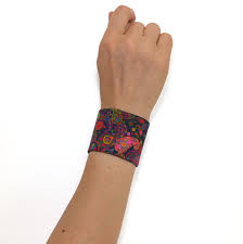 Graphiques, minimalistes, colorées ou florales. Wide Bracelet Tattoo Coverup Paisley Multicolored Fabric Liberty Polina Couture