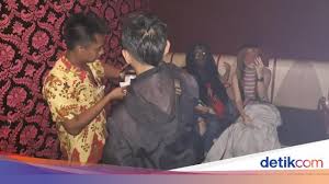 Prank hantu paling seram di muka bumi muka muka seram untuk halloween foto seram hantu indonesia: Wajah Pemandu Lagu Seperti Hantu Ini Kata Paranormal