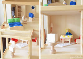 Puppenhäuser sind die klassiker unter den kinderspielzeugen. Spielzeug Inspiration Ein Selbstgebautes Puppenhaus Aus Holz Https Familieberlin De