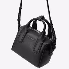 Perusahaan ini didirikan pada tahun 1996 oleh dua kakak beradik charles dan nah gimana ladies tentang beberapa contoh tas charles and keith original, model terbaru di atas. Jual Produk Tas Wanita Charles Keith Termurah Dan Terlengkap April 2021 Bukalapak