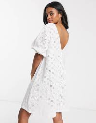En portant cette robe, elle deviendra l'élément clé de votre style. Asos Design Robe Fluide Courte Col V En Broderie Anglaise A Manches Bouffantes Blanc Asos