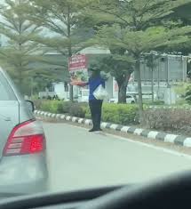 Buah epal 5 biji asam boi 7 biji serbuk asam 2 sb gula 5 sb. M Sian Woman Uses Mic To Help Roadside Seller Sell Pelam Asam Boi