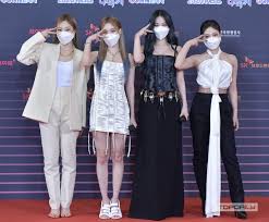 Aespa Pics On Twitter In 2021 Pop Fashion Fashion Red Carpet Dresses