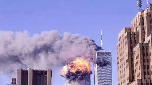 Les twin towers (tours jumelles) en feu, avec, au premier plan, un autre monument symbole de new york © crédit photo : Mon Info Les Attentats Du 11 Septembre Sans Doute Orchestres Par La Cia La Grosse Boulette D Un Editeur De Livres Universitaires
