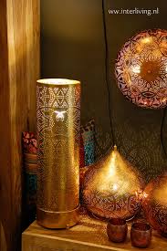 Een Grote Oosterse Staande Lamp Goud Koper Wit Zwart Of Zilver