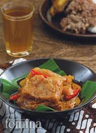 Terkadang tahu, tempe dan potongan tetelan daging sapi juga digunakan untuk membuat kuahnya menjadi lebih gurih. Resep Sambal Goreng Krecek Khas Yogya