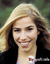 Şirinyer'de geçen çocukluk yılları ailesindeki ayrılıklar ve mücadelelerle geçti. Burcu Gunes Biyografi Info