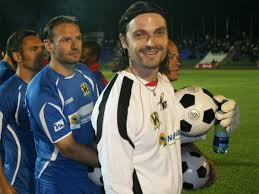 After waking up from the accident and finding himself in hospital, pfannenstiel screamed at the nurses, convinced he was. Lutz Pfannenstiel The Goalkeeper Who Gave Up Bayern Munich For The Crazy Gang Bradford And A Whirlwind Trawl Across Continents The Independent The Independent