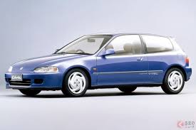 1972 年に登場した初代シビックは、世界の名だたる自動車メーカーをもってして「クリアは不可能」と呼ばれたマスキー法を世界ではじめてクリアしたモデルとしても有名だが、当時の日本車では珍しい 2 ボックススタイルと ff 駆動を採用するなど、パッケージングでも革新的な試みが盛り込まれた一台だった。. ã„ã¾ã§ã‚‚ä¸­å¤è»Šå¸‚å ´ã§å¤§äººæ°— ã‚³ãƒŸãƒƒã‚¯ é ­æ–‡å­—d ã«ç™»å ´ã—ãŸåè»Š3é¸ ãã‚‹ã¾ã®ãƒ‹ãƒ¥ãƒ¼ã‚¹ 2