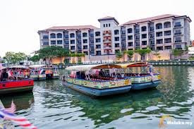 Kini melaka river cruise beroperasi dengan 40 buah bot. Malacca River