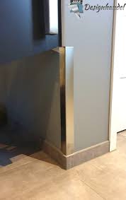 Ein hochwertiger kantenschutz aus verschiedenen materialien wie edelstahl, aluminium, messing oder kunststoff schützt die fliesenkanten und lässt bei der dekorativen gestaltun Kantenschutz Aus Edelstahl 50x50x1500 Mm Stilvoll Und Perfekt