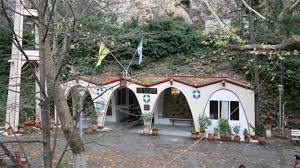 Η αγία παρασκευή βρίσκεται στην ενδοχώρα της κασσάνδρας περιτριγυρισμένη από πευκοδάσος. Agia Paraskeyh Temph To 8aymatoyrgo Agiasma Kai H Megalh Giorth Ths Or8odo3ias Ilarissa Gr