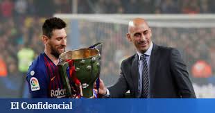 El delantero del atlético de madrid luis suárez no contuvo su emoción tras la victoria contra el real valladolid que le otorgó a su equipo el trofeo de la liga española este sábado. El Barcelona Primer Campeon De Liga Que Recibe El Trofeo Tras Ganarlo