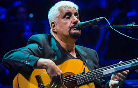 Le 100 canzoni italiane di oggi è una raccolta pubblicata dalla sony music il 26 marzo 2013. Sanremo Premia La Carriera Di Pino Daniele Meglio Tardi Che Mai Rolling Stone Italia