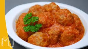 Las albóndigas son pequeñas bolas elaboradas con carne picada de ternera, de para acompañarlas, se suelen hacer distintas salsas que se pueden servir junto a ellas una vez fritas, o se pueden usar para cocinar a modo de guiso las. Albondigas En Salsa Receta Tradicional Youtube