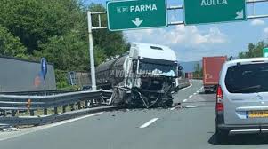 L'autostrada è rimasta chiusa al traffico pochi minuti ma l'incidente ha causato ripercussioni sul nel pomeriggio altri due incidenti, in a10 e a12, con altrettanti feriti, entrambi in codice giallo, e. Camion Sfonda Spartitraffico E Finisce Sulla Carreggiata Opposta Tragedia Sfiorata In A15 La Voce Apuana