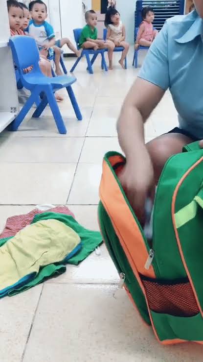 Mở balo của học sinh, cô giáo mầm non ngớ người vì "kết quả" nhận được: Đây là lý do đừng bao giờ để bố soạn quần áo cho con!
