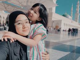 Melalui perkongsian foto dan video sama ada oleh farah lee mahupun ally sendiri, ramai mendoakan mereka berdua bersatu kembali sebagai suami isteri. Bagi Nafkah Anak Haji Bakhil Pulak Farah Lee Kritik Bapa2 Berkira Dengan Anak