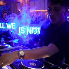 Stream Isaac Cross music