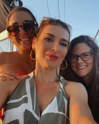 Melanie Edwards (@melanieedwardslabs) • Instagram photos and videos