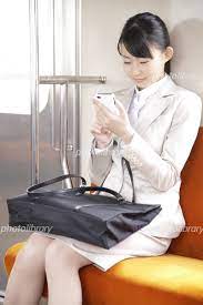 電車内でスマートフォンを見るOL 写真素材 [ 6701473 ] - フォトライブラリー photolibrary