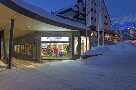 Christoph biedt een terras en uitzicht op de bergen. Sportgeschaft St Christoph Intersport Arlberg St Anton Am Arlberg Tirol