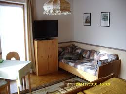 Unsere gemütliche ferienwohnung und unsere zimmer sind in zentraler, jedoch ruhiger lage.unsere familie freut sich auf ihren besuch. Haus Viol Prices Guest House Reviews Reit Im Winkl Germany Tripadvisor